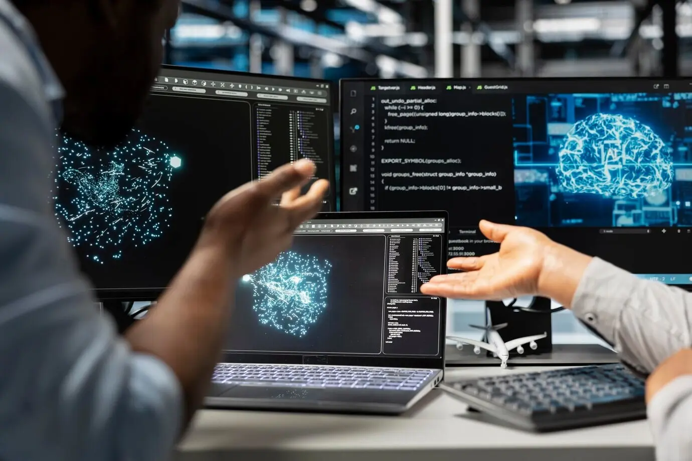 Команда инженеров серверной фермы рассматривает график анализа данных.