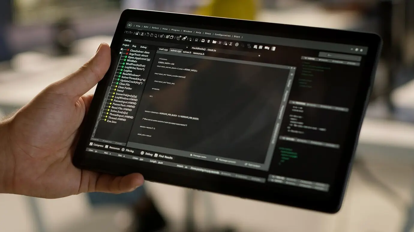 Крупный план администратора в офисе, использующего планшет для разработки алгоритмов машинного обучения.