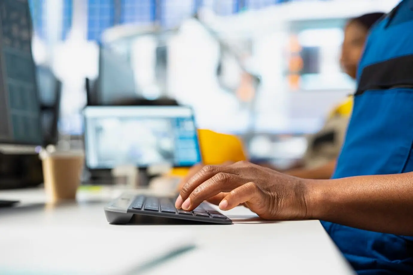 Автоматизация на базе ПК данных по оценкам сотрудников в сфере солнечной энергетики на производственной фабрике.